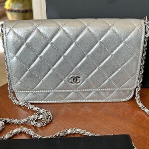 CHANEL CLASSIC WALLET ON CHAIN, METALLIC LAMBSKIN & SILVER-TONE METAL